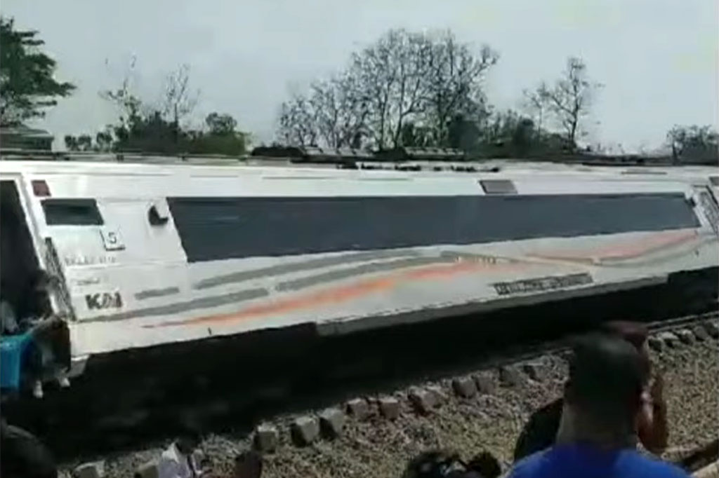 KA tersebut tergelincir antara petak lintas Stasiun Sentolo, Kulonprogo, Yogyakarta, di Km 520+4. Kecelakaan terjadi sekitar pukul 13.20 WIB. 
