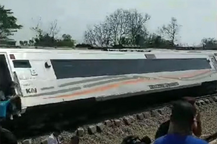 KA tersebut tergelincir antara petak lintas Stasiun Sentolo, Kulonprogo, Yogyakarta, di Km 520+4. Kecelakaan terjadi sekitar pukul 13.20 WIB. 