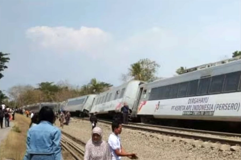 Kecelakaan tersebut menutup kedua jalur dari kedua arah sehingga mengganggu perjalanan kereta api. 