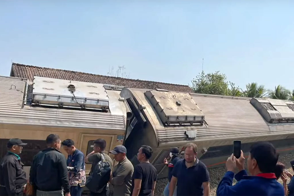 Berdasarkan penutusan salah satu penumpang KA Argo Semeru, Dedi Utama, menyatakan bahwa sebelum mengalami kecelakaan, sempat terjadi guncangan hingga beberapa gerbong terguling.