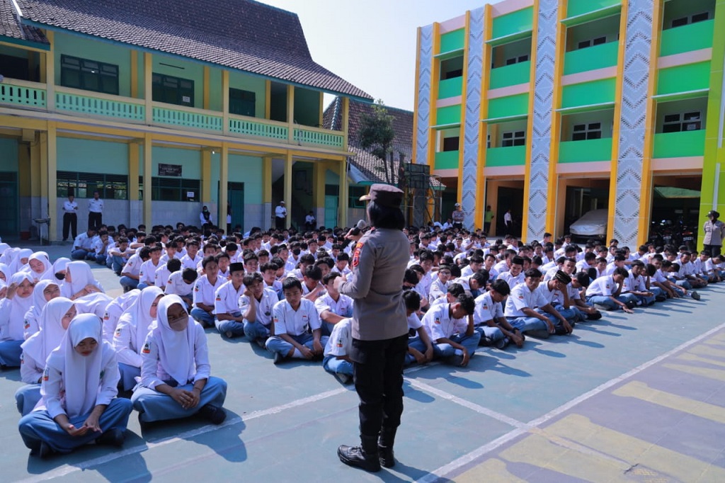 Kegiatan pembinaan pelajar yang dipimpin Wakapolres Kompol Tri Wakhyuni, dengan sasaran 41 sekolah setingkat SMP dan SMA.