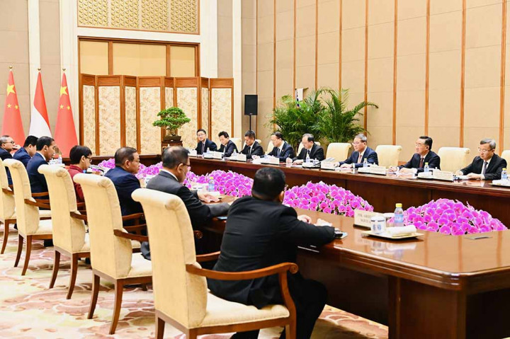 Presiden Joko Widodo melaksanakan pertemuan bilateral dengan Perdana Menteri (PM) Republik Rakyat Tiongkok (RRT) Li Qiang yang digelar di Diaoyutai State House, Beijing, RRT, pada Selasa, 17 Oktober 2023. Dalam pertemuan, Presiden Jokowi mengapresiasi kemitraan strategis komprehensif antara Indonesia-RRT yang berkembang sangat baik dalam 10 tahun terakhir.