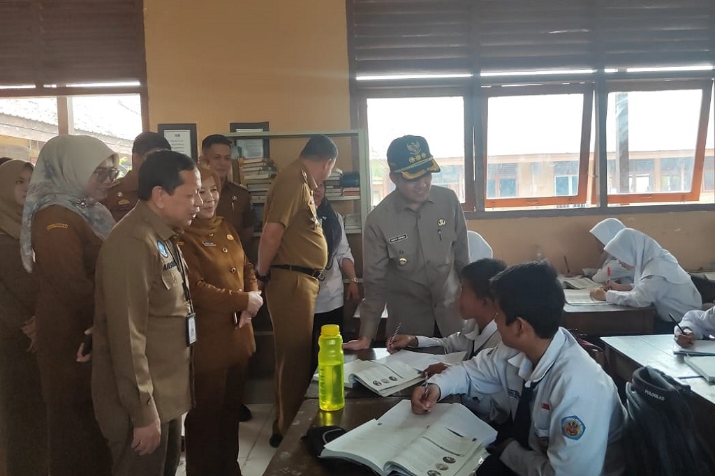 Indeks Standar Pencemaran Udara di Kota Palembang masih tercatat berada diatas 300 mikro per meter kubik atau berada di kategori berbahaya. Sudah lebih dari 2 pekan, Kota Palembang menerapkan kegiatan belajar dan mengajar secara daring akibat tebalnya kabut asap.