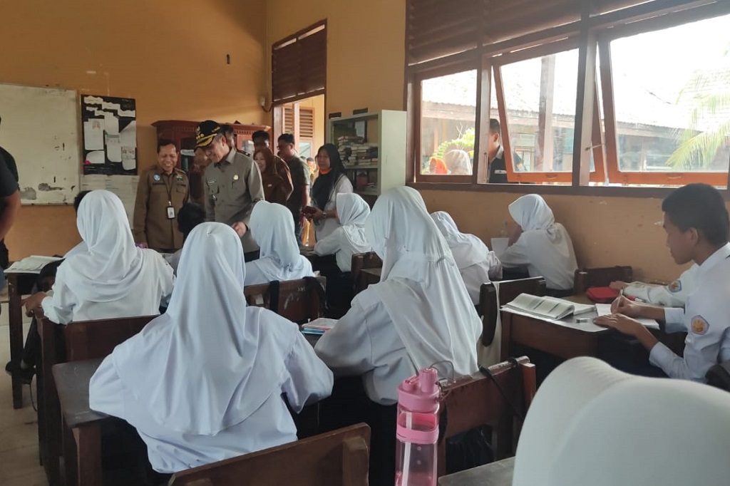Namun kini, Pemkot Palembang mengizinkan dan memperbolehkan sekolah di Palembang untuk menerapkan sekolah tatap muka. Namun, dalam teknisnya, jam belajar para siswa di sekolah dikurangi.