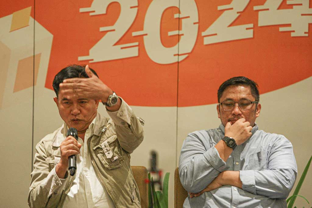 Selain itu, dua hakim yang occurring opinion, yaitu Enny Nurbaningsih dan Daniel Pancastaki, dalam pandangan mereka yang boleh mendaftar meski di bawah umur 40 tahun adalah gubernur karena jabatan itu merupakan perpanjangan pusat di daerah.