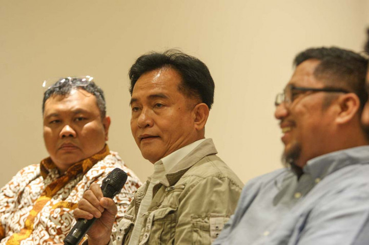 Menurut Yusril, dua hakim yang setuju dengan alasan berbeda atau occurring opinion jika diteliti lagi, maka jawabannya adalah menolak atau dissenting opinion. Sehingga, lanjutnya, ada enam hakim yang dissenting opinion terhadap aturan dan hanya tiga orang hakim setuju.