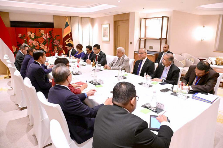 Presiden Joko Widodo melakukan pertemuan bilateral dengan Presiden Republik Sosialis Demokratik Sri Lanka, Ranil Wickremesinghe, di China World Hotel, Beijing, Republik Rakyat Tiongkok (RRT) pada Selasa, 17 Oktober 2023. Dalam pertemuan tersebut, Jokowi dan Wickremesinghe membahas peningkatan kerja sama kedua negara di berbagai bidang.