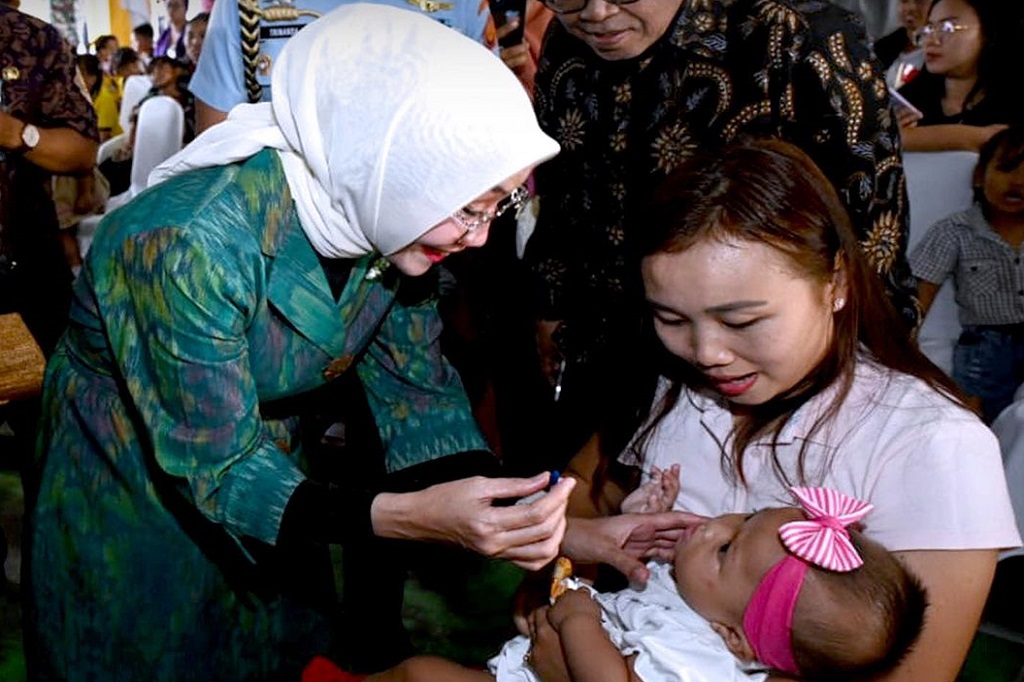 Betapa bahagianya Wapres beserta Ibu Wury Ma'ruf Amin dapat bertemu dan bercengkrama dengan anak-anak saat meninjau Kegiatan Pemantauan Tumbuh Kembang Anak, di Posyandu Cempaka, Banjar Mumbul, Badung, Provinsi Bali, Selasa, 17 Oktober 2023.