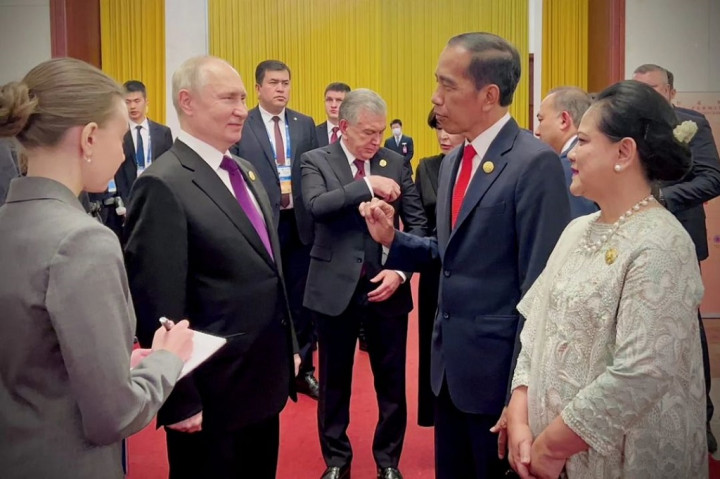 Presiden Joko Widodo dan Ibu Negara Iriana Joko Widodo bertemu dan berfoto bersama Presiden Rusia Vladimir Putin sebelum menghadiri Welcoming Dinner Leaders Belt and Road Forum (BRF) yang dilaksanakan di Great Hall of the People, Beijing pada Selasa malam, 17 Oktober 2023.