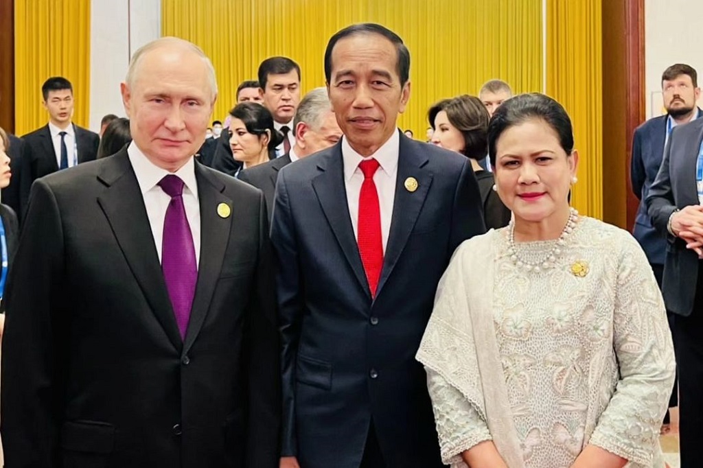 Dalam pertemuan tersebut, Jokowi dan Putin terlihat berbincang santai dengan diselingi senyum dan tawa. Ketiganya kemudian melakukan foto bersama.