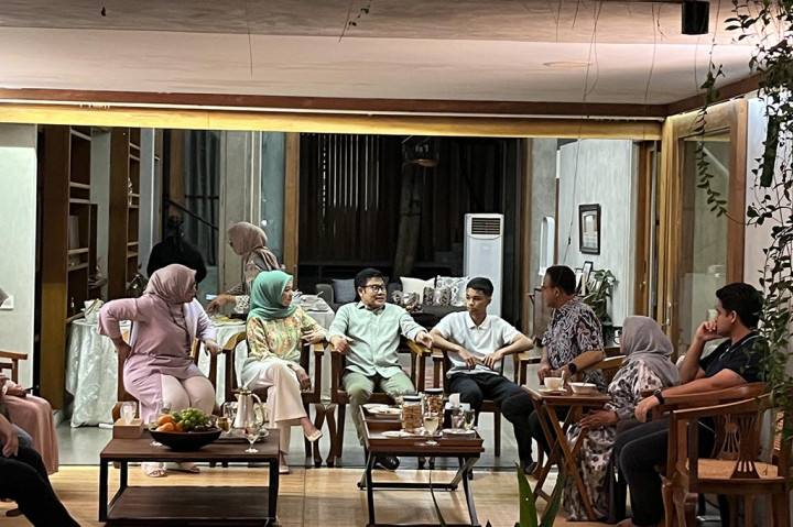 Keluarga Ketua Umum PKB Muhaimin Iskandar alias Cak Imin dan keluarga mantan Gubernur DKI Jakarta Anies Baswedan saling bertemu hari ini, 17 Oktober 2023. Mereka berbincang santai sambil menyantap makan malam.