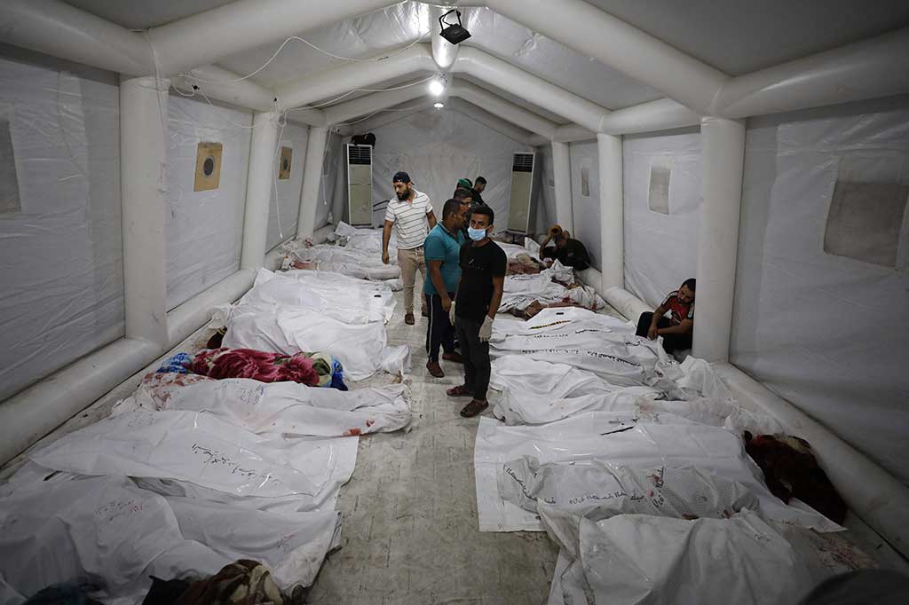 Kantor media pemerintah Hamas di Gaza menggambarkan serangan itu sebagai kejahatan perang. “Rumah sakit itu menampung ratusan orang yang sakit dan terluka, dan orang-orang yang terpaksa mengungsi dari rumah mereka karena serangan lainnya,