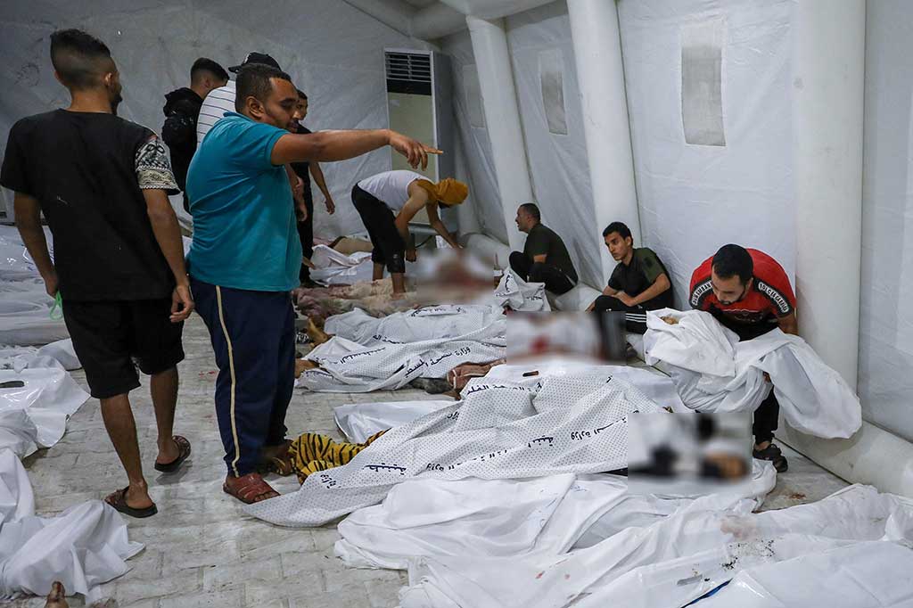 Rekaman Al Jazeera dari tempat kejadian menunjukkan petugas medis dan warga sipil mengevakuasi jenazah dengan kantong putih atau selimut. Noda darah dan beberapa mobil yang terbakar terlihat di halaman rumah sakit yang gelap.