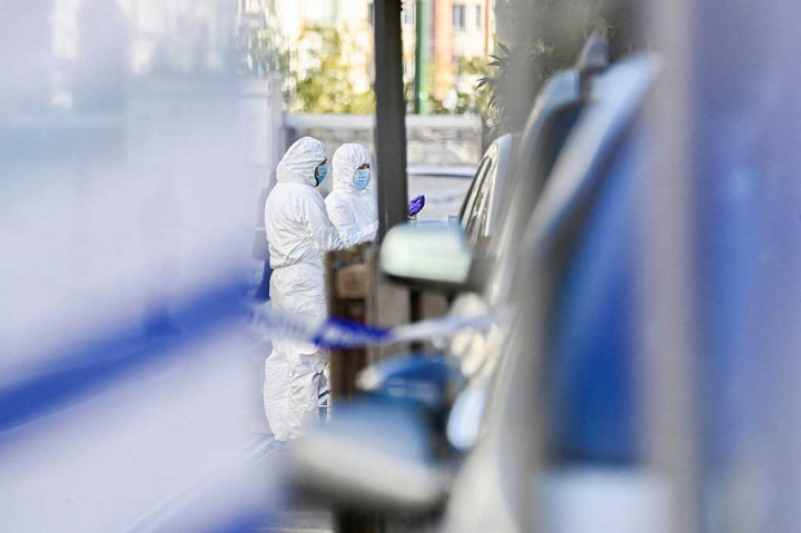 Penangkapan dilakukan di daerah Schaerbeek, Brussels, setelah proses perburuan intensif terhadap pelaku yang bersenjatakan senapan otomatis. “Polisi melepaskan tembakan saa penangkapan,” kata juru bicara Kejaksaan Belgia, Eric Van Duyse, tanpa mengonfirmasi laporan radio RTBF bahwa tersangka terluka.