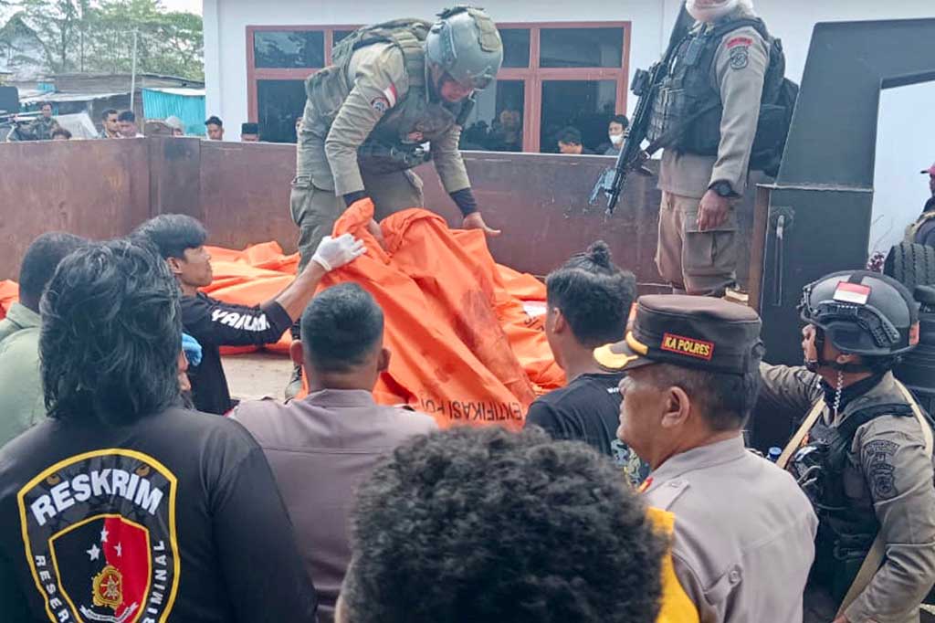 Kelompok kriminal bersenjata (KKB) menyerang dan melakukan penembakan terhadap pendulang di pendulangan emas di kawasan Kali Ik, Seradala, Kabupaten Yahukimo, Papua Pegunungan. Tujuh pendulang tewas akibat penyerangan tersebut.