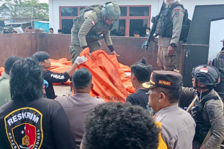Kelompok kriminal bersenjata (KKB) menyerang dan melakukan penembakan terhadap pendulang di pendulangan emas di kawasan Kali Ik, Seradala, Kabupaten Yahukimo, Papua Pegunungan. Tujuh pendulang tewas akibat penyerangan tersebut.