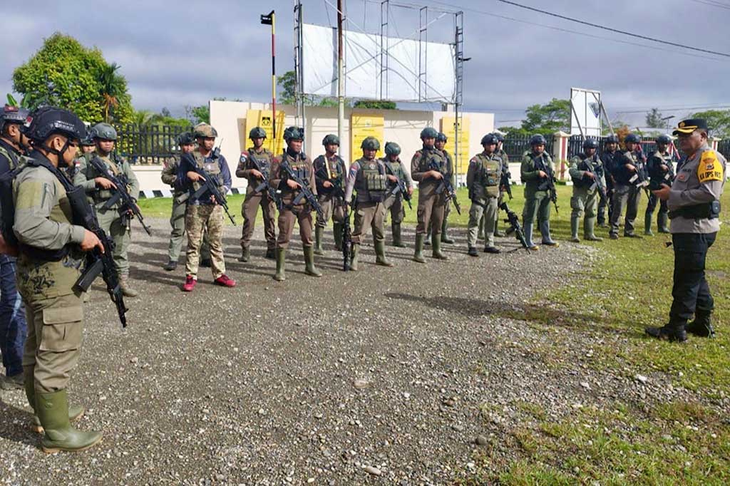 Kapolda Papua Irjen Mathius Fakhiri mengungkapkan personel TNI dan Polri telah mengevakuasi sebanyak 18 orang dari lokasi pendulangan emas tersebut, 7 di antaranya tewas, dan tujuh lainnya selamat.