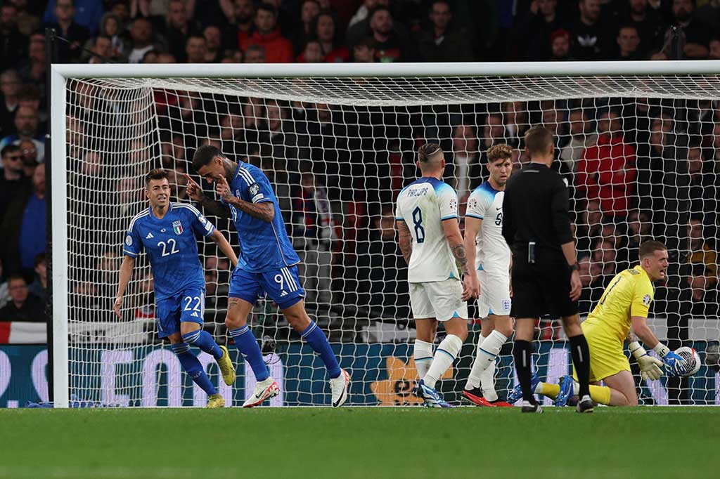 Bermain di kandang lawan, di luar dugaan Italia bermain terbuka dan beberapa kali memberikan ancaman ke gawang Jordan Pickford. Dan Gli Azzury berhasil unggul terlebih dahulu pada menit 15 lewat sepakan Gianluca Scamacca.