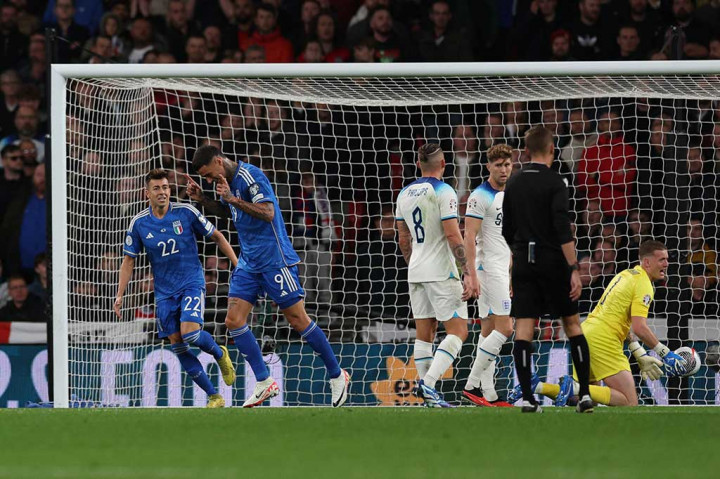 Bermain di kandang lawan, di luar dugaan Italia bermain terbuka dan beberapa kali memberikan ancaman ke gawang Jordan Pickford. Dan Gli Azzury berhasil unggul terlebih dahulu pada menit 15 lewat sepakan Gianluca Scamacca.