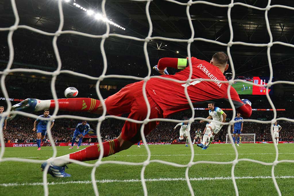 Harry Kane yang maju sebagai algojo sukses melaksanakan tugasnya dengan baik setelah tendangannya salah dibaca oleh kiper Italia Gianluigi Donnarumma sehingga skor menjadi 1-1 menit 32.