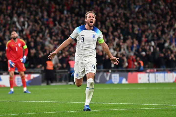 Inggris sukses menambah keunggulan menit 77. Kane berhasil mencatatkan dwigol pada pertandingan ini setelah tendangan kaki kanannya membobol gawang Italia. Ia mampu memanfaatkan blunder lini belakang Gli Azzurri sehingga skor berubah menjadi 3-1.