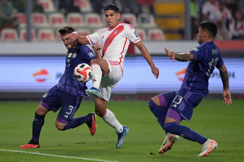 Peru yang mengandalkan serangan balik sempat memiliki peluang emas untuk mencuri keunggulan terlebih dahulu, namun Luis Abram yang tinggal berhadapan dengan kiper Argentina Emi Martinez ustru melepaskan tendangan menyamping dari gawang.