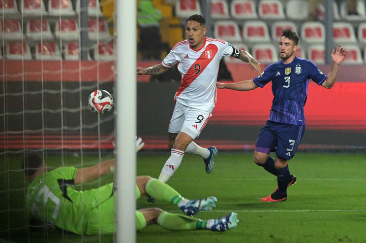 Tim tuan rumah kembali memiliki peluang untuk mencetak gol, kali ini melalui tendangan Paolo Guerrero yang masih melambung di atas mistar gawang Argentina.