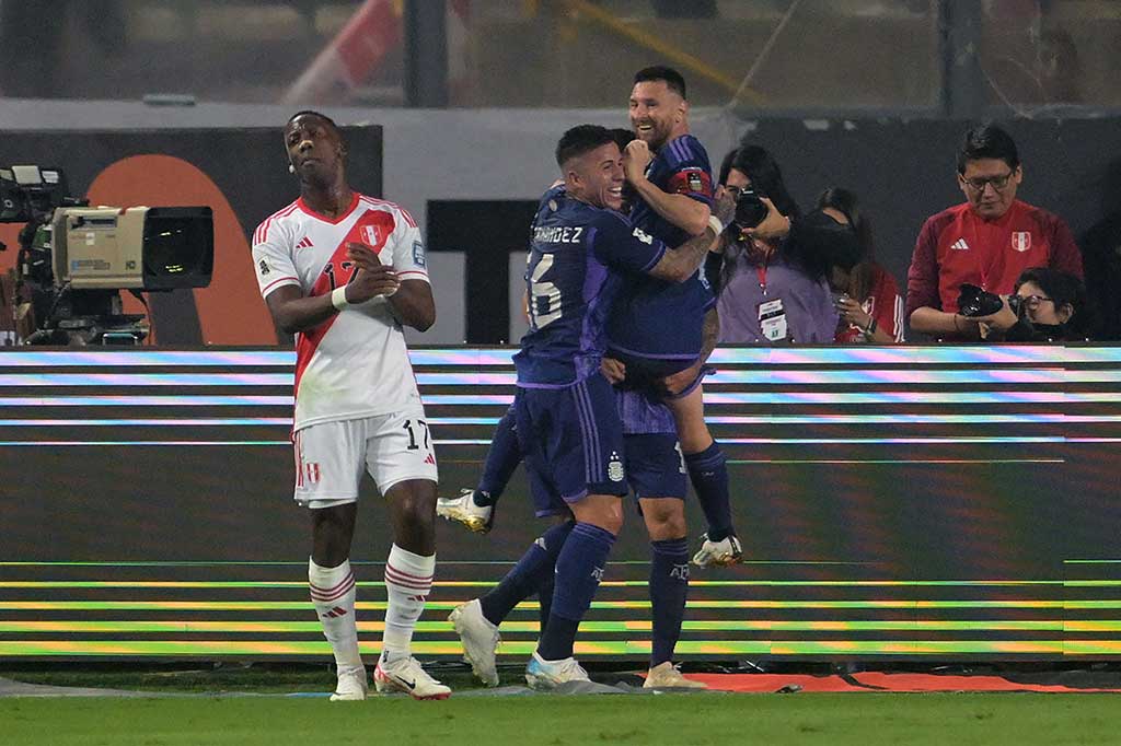 Argentina justru sukses mencuri keunggulan terlebih dahulu pada menit ke-32 setelah umpan Nicolas Gonzalez dapat dikonversikan menjadi gol oleh Messi sehingga skor berubah menjadi 1-0.