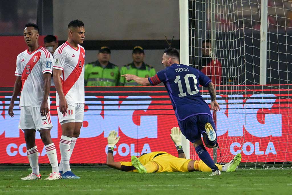 Memasuki babak kedua, Argentina tetap tampil dominan dan Messi kembali berhasil membobol gawang Peru pada menit ke-57 sekaligus mencatatkan hat-trick. Namun gol tersebut dianulir karena Messi offside.