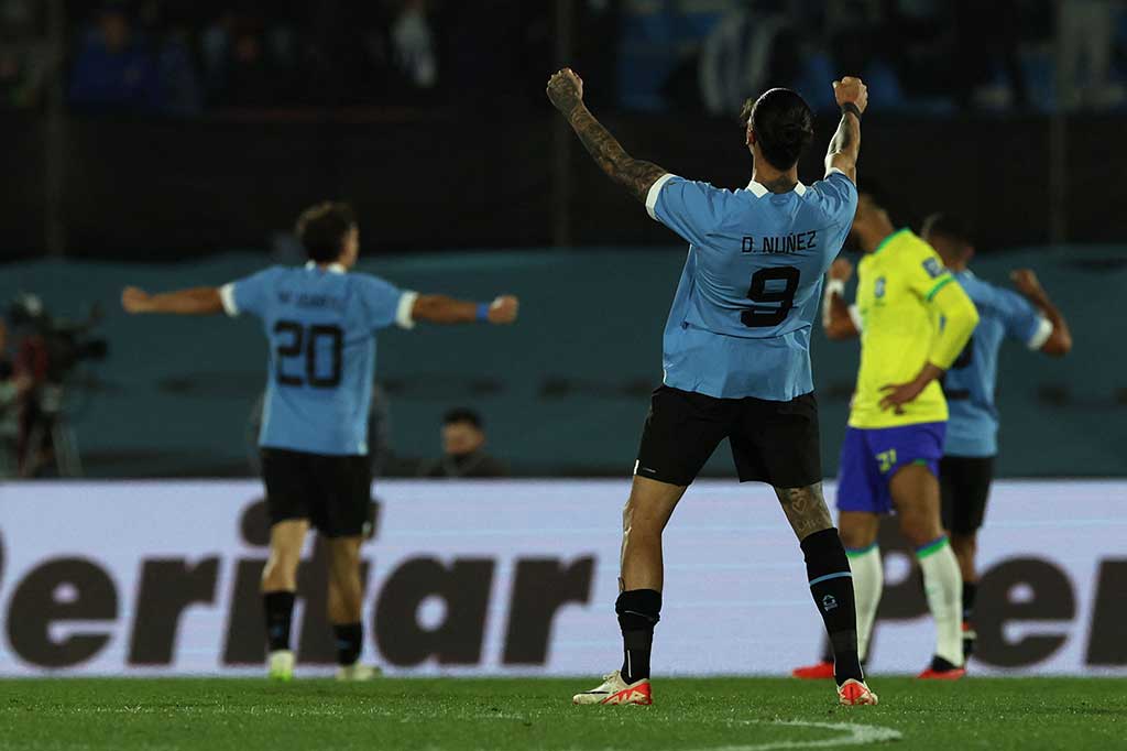 Sempat tertekan oleh Brasil, Uruguay justru mampu mencuri keunggulan terlebih dahulu pada menit ke-42 melalui gol yang dicetak oleh penyerang Darwin Nunez. Skor tersebut bertahan hingga turun minum.