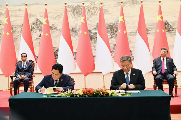 Presiden Joko Widodo dan Presiden Xi Jinping menyaksikan penandatanganan sejumlah nota kesepahaman atau memorandum of understanding (MoU) kerja sama kedua negara di Great Hall of The People, Selasa, 17 Oktober 2023.