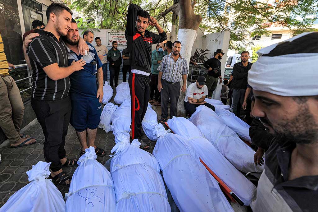 Di Gaza, terjadi kekacauan ketika korban tewas dan terluka dibawa ke pusat kesehatan terdekat.