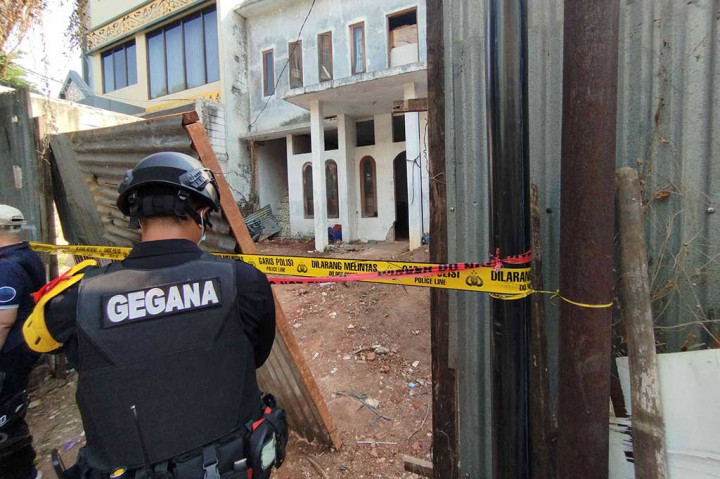 Petugas mengamankan lokasi ledakan di Jalan Perahu, Guntur, Jakarta, Rabu, 18 Oktober 2023. Seorang pekerja tewas imbas ledakan di sebuah proyek rumah di Jalan Perahu, Kecamatan Setiabudi, Jakarta Selatan, yang tepat berada di samping Wisma Taman Iskandar Muda.
