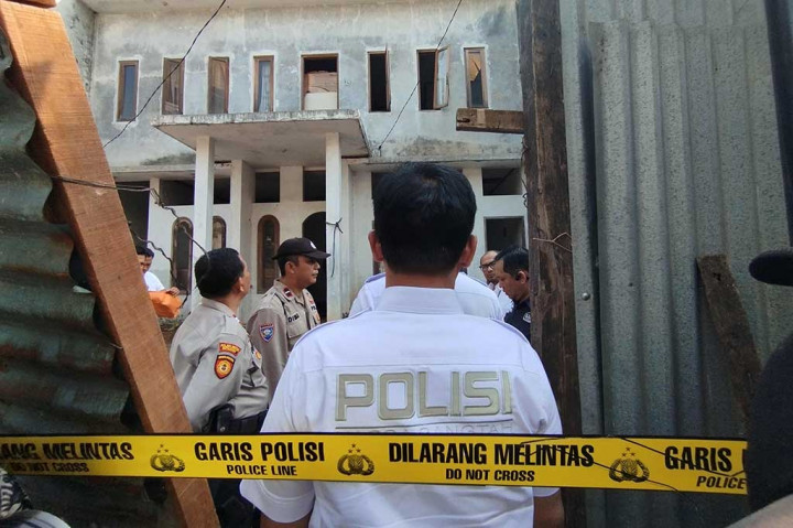 Kepala Seksi Kesejahteraan (Kasi Kesra) Kelurahan Guntur Rahmat Mulyadi belum bisa memastikan penyebab ledakan tersebut apakah berasal dari bom atau benda lain. Namun bisa dipastikan bahwa satu pekerja meninggal dunia dan dua lainnya dilarikan ke Puskesmas Setiabudi karena mengalami luka-luka.