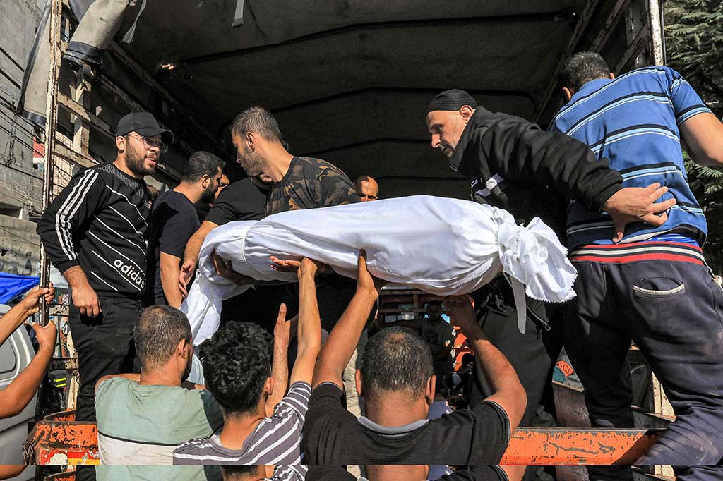 Warga mengangkut salah satu jenazah korban dalam ledakan semalam di Rumah Sakit Ahli Arab di Gaza tengah, Rabu, 18 Oktober 2023.