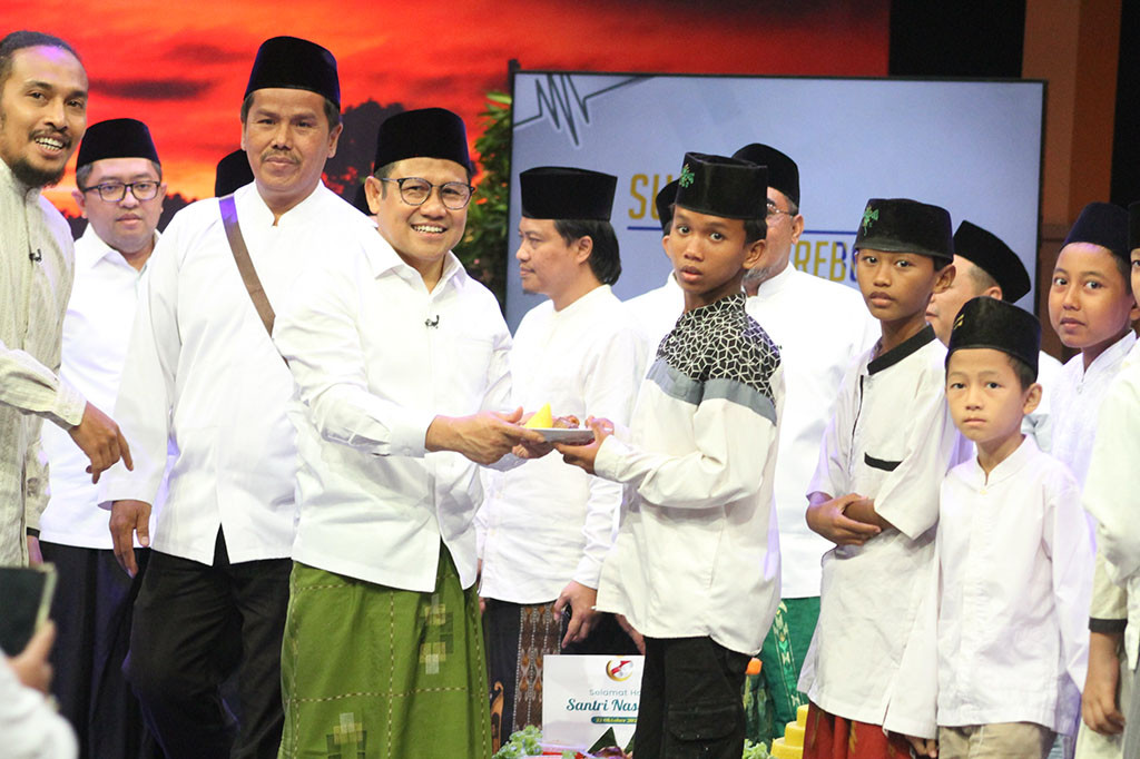 Sebagai penutup acara, Muhaimin melakukan pemotongan tumpeng yang kemudian diberikan kepada para santri yang hadir dalam acara tersebut. 