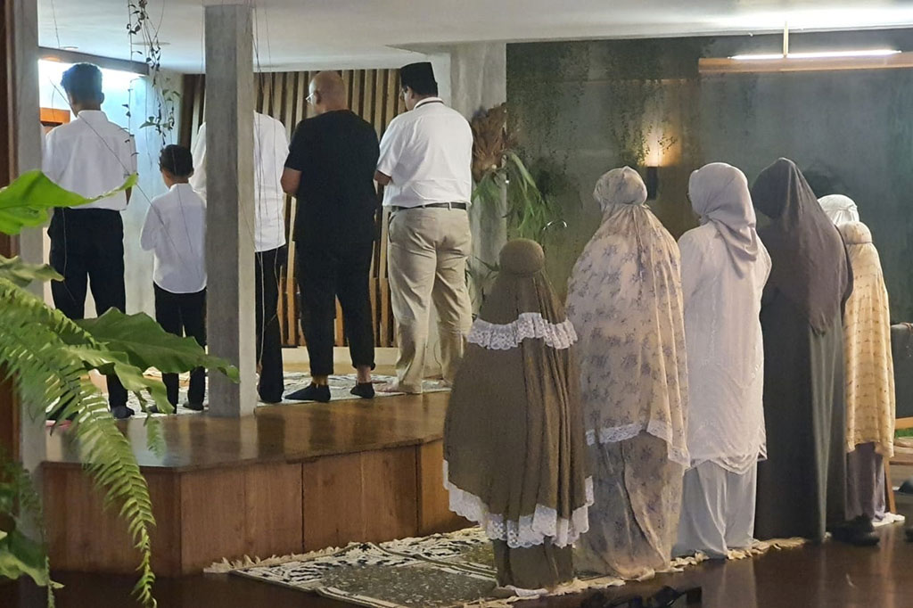 Bakal pasangan capres dan cawapres Anies Baswedan-Muhaimin Iskandar memulai rangkaian acara pendaftaran calon peserta Pilpres 2024 ke KPU RI, Kamis, 19 Oktober 2023 pagi, dengan salat subuh berjemaah, sungkem, dan doa bersama dipimpin ibunda Anies, Aliyah Rasyid Baswedan.