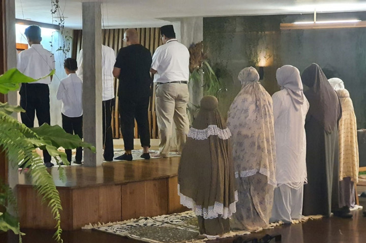 Bakal pasangan capres dan cawapres Anies Baswedan-Muhaimin Iskandar memulai rangkaian acara pendaftaran calon peserta Pilpres 2024 ke KPU RI, Kamis, 19 Oktober 2023 pagi, dengan salat subuh berjemaah, sungkem, dan doa bersama dipimpin ibunda Anies, Aliyah Rasyid Baswedan.