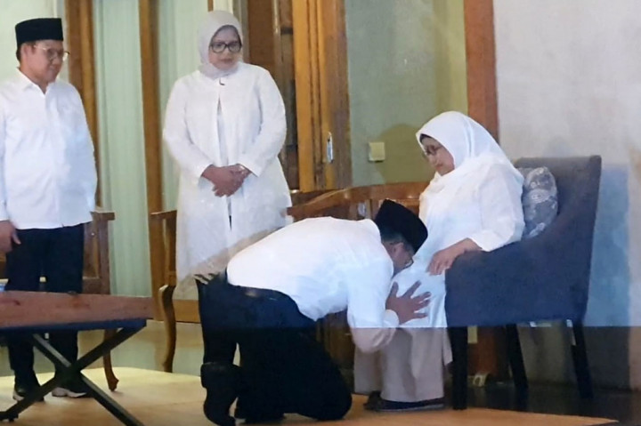 Anies dan Cak Imin kemudian meminta doa restu ibundanya, sebelum berangkat ke DPP Partai Keadilan Sejahtera (PKS).