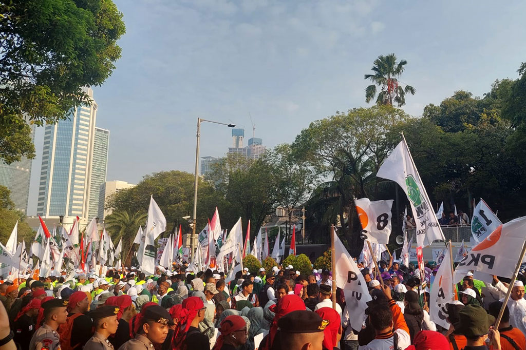 Massa simpatisan Partai Keadilan Sejahtera (PKS) dan Partai Kebangkitan Bangsa (PKB) mulai mendatangi Gedung Komisi Pemilihan Umum (KPU), Kamis, 19 Oktober 2023.  Mereka akan menyambut bakal calon presiden (bacapres) Anies Baswedan dan bakal calon wakil presiden (bacawapres) Muhaimin Iskandar (Amin).