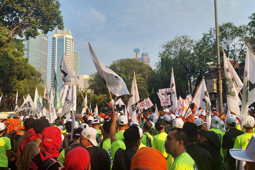 Pantaun Medcom.id ribuan massa memadati Gedung KPU sejak pukul 06.30 WIB. Baik masa dari PKB dan PKS memekikkan yel-yel untuk memberi dukungan kepada pasangan Amin.  