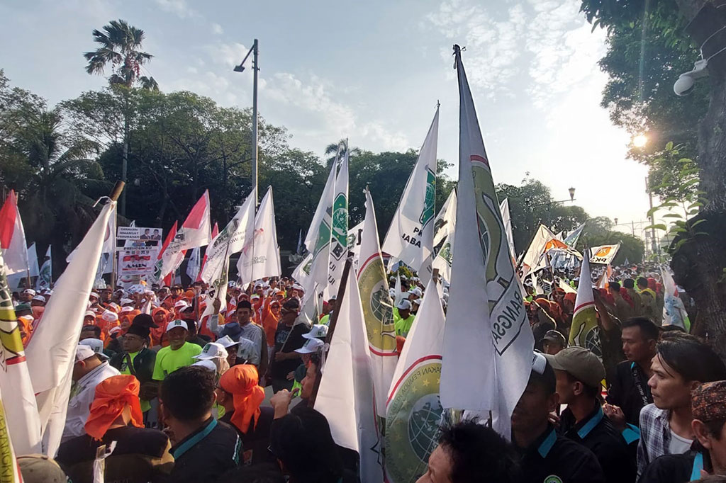 Massa juga membawa atribut seperti bendera partai dan spanduk. Wajah Anies dan Cak Imin terpampang dalam spanduk tersebut. 