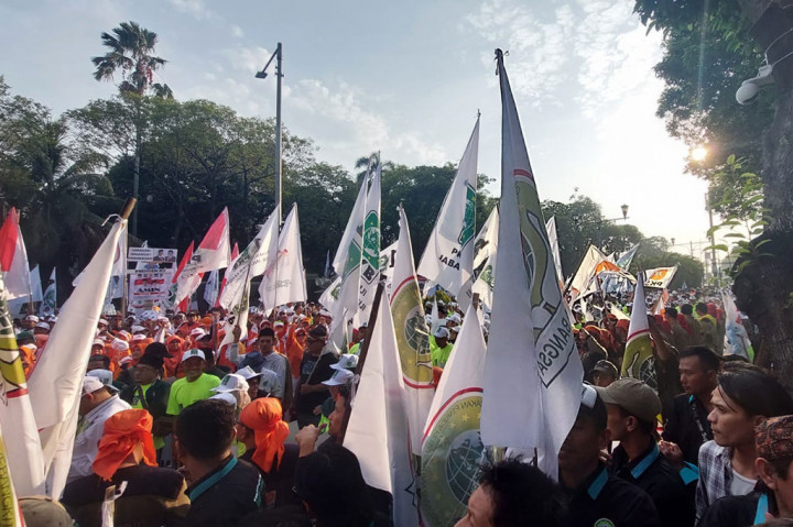 Massa juga membawa atribut seperti bendera partai dan spanduk. Wajah Anies dan Cak Imin terpampang dalam spanduk tersebut. 