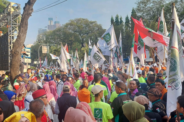 Terdengar massa pendukung Amin melantunkan selawat. Lagu khas organisasi Islam Nahdatul Ulama (NU) Yalal Waton turut dinyanyikan. 