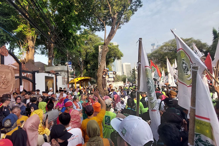 Selain itu, massa simpatisan non partai politik (parpol) juga ikut memeriahkan. Beberapa massa tampak menggunakan beragam pakaian daerah. 