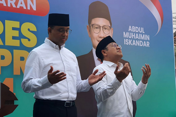 Kumandang azan mengiri langkah bakal calon presiden (bacapres) dan calon wakil presiden (bacawapres) Anies Baswedan dan Muhaimin Iskandar alias Cak Imin sebelum mendaftar capres-cawapres ke Komisi Pemilihan Umum (KPU). Azan dikumandangkan di Kantor DPP PKB, Jakarta Pusat, Kamis, 19 Oktober 2023.