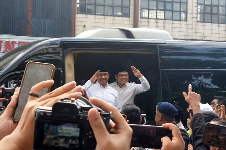 Pantauan Medcom.id, Anies dan Cak Imin (AMIN) yang satu mobil langsung disambut Ketua Umum Partai NasDem Surya Paloh. 