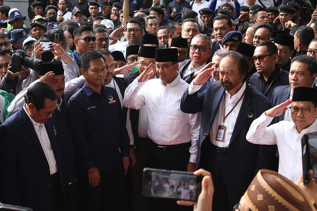 Surya Paloh menyambut di pintu gerbang NasDem Tower. Anies dan Cak Imin juga salam hormat ke Surya Paloh.