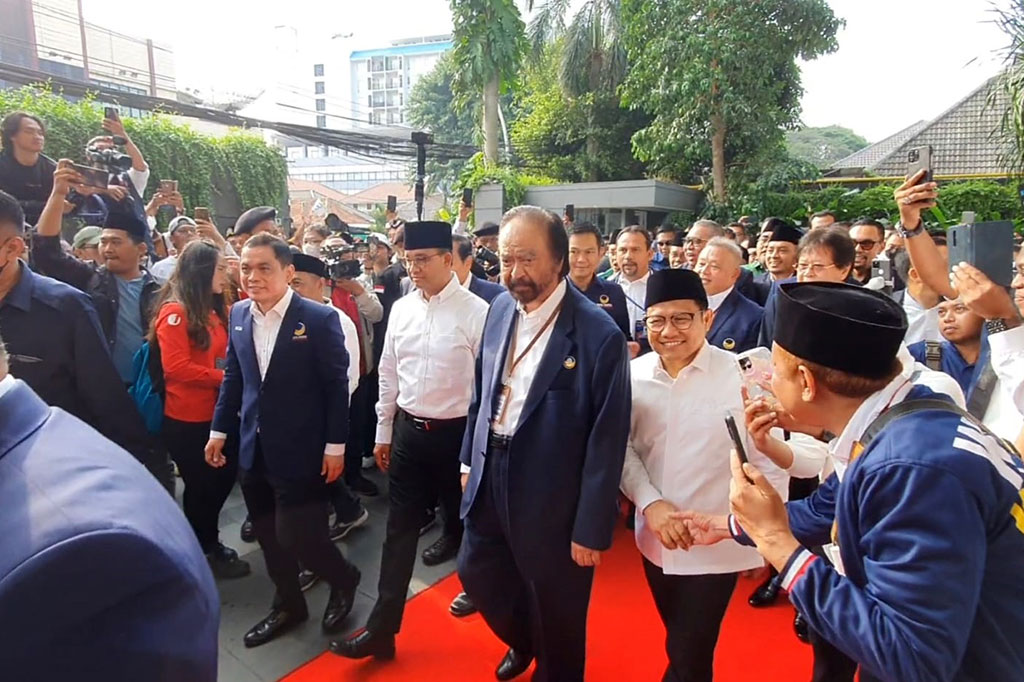 Surya Paloh pun menggandeng keduanya masuk ke dalam NasDem Tower.