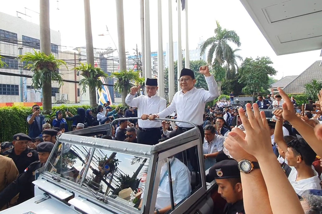 Anies-Cak Imin menaiki mobil Jeep terbuka dari NasDem Tower menuju Kantor KPU di Jalan Imam Bonjol, Jakarta. Mereka disopiri oleh Bendahara Umum NasDem Ahmad Sahroni. Mereka melambaikan tangan kepada massa yang memenuhi jalanan di depan NasDem Tower.